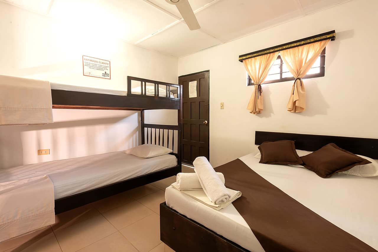 Habitación Cuádruple Classic con cama doble y camarote en madera oscura